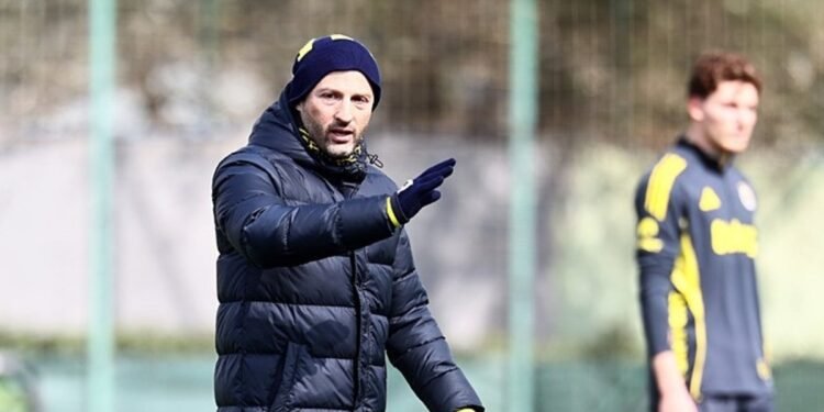 Fenerbahçe, günü çift antrenmanla tamamlayarak derbiye hazırlandı!