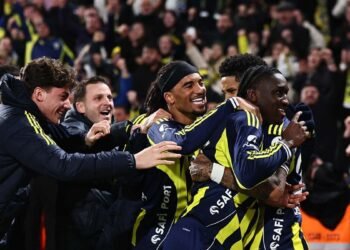 Fenerbahçe iki kez geriye düştüğü maçta Samsunspor’u 3-2 mağlup ederek şampiyonluk umuduna tutundu!