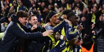 Fenerbahçe iki kez geriye düştüğü maçta Samsunspor’u 3-2 mağlup ederek şampiyonluk umuduna tutundu!