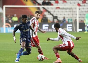 Fenerbahçe’de Nelson Semedo maça devam edemedi!