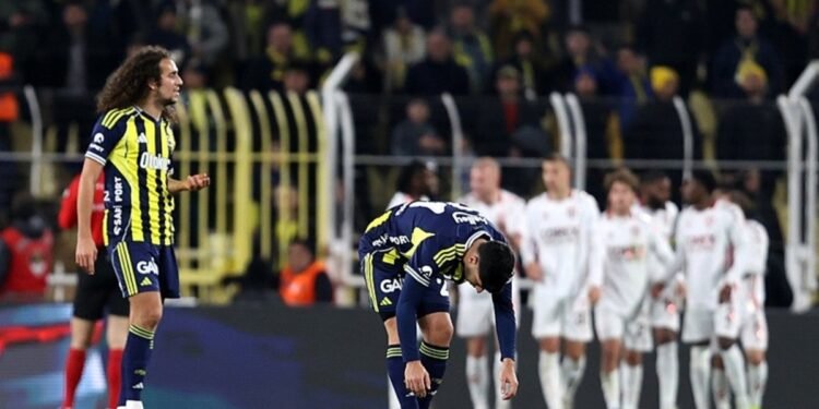 Fenerbahçeli futbolculardan Oğuzhan Çakır’a tepki! İlk yarının bitmesinin ardından…