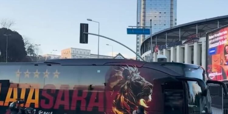 Galatasaray kafilesi Tüpraş Stadyumu’na geldi