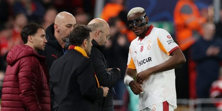 Galatasaray’da Osimhen maça devam edemedi!