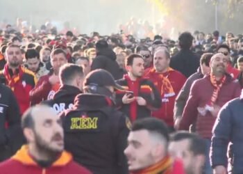 Galatasaraylı taraftarlar, Beşiktaş derbisi için Tüpraş Stadı’na geldi