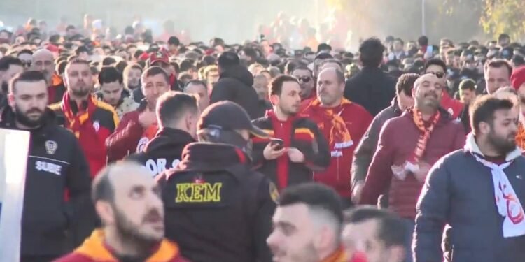 Galatasaraylı taraftarlar, Beşiktaş derbisi için Tüpraş Stadı’na geldi