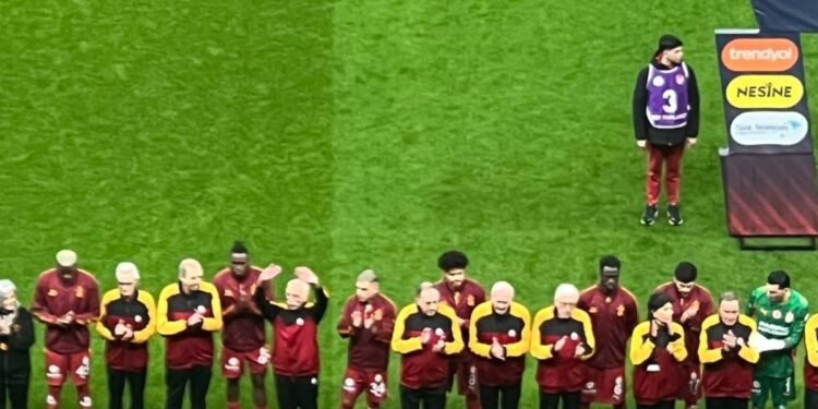 Galatasaraylılar Yurdu’nun sakinleri seremoniye çıktı