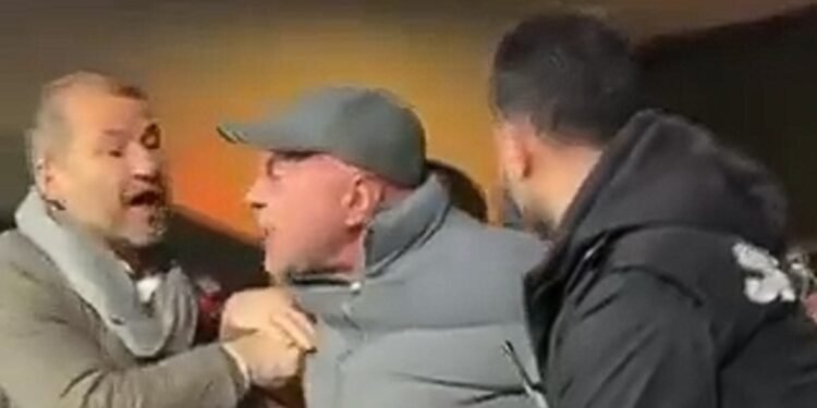 Kadıköy’de büyük gerginlik! Samsunspor Başkanı Yüksel Yıldırım taraftarlarla tartıştı!