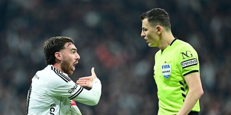 Orkun Kökçü’den derbi sonrası hakeme tepki!