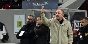 Sergen Yalçın’dan derbi sonrası hakem ve VAR tepkisi!