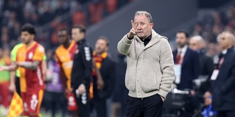 Sergen Yalçın’dan derbi sonrası oyuncularıyla toplantı: Pes etmek yok