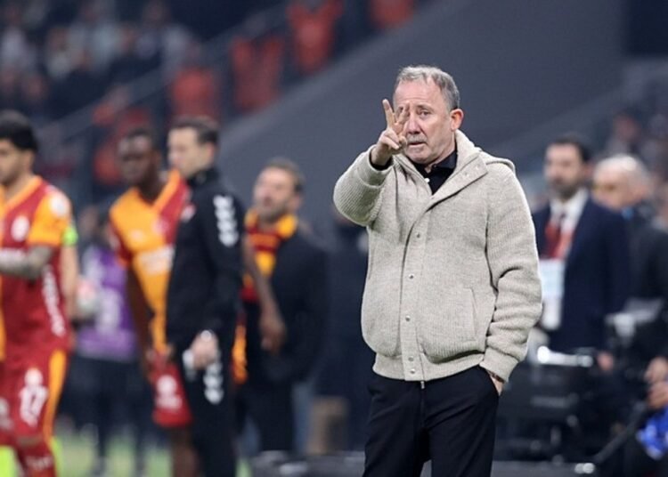 Sergen Yalçın’dan derbi sonrası oyuncularıyla toplantı: Pes etmek yok