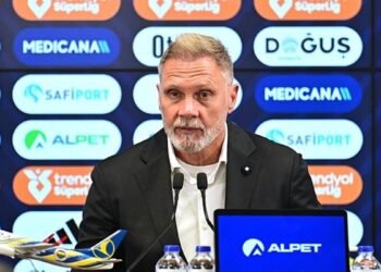 Thorsten Fink’ten maç sonu Fenerbahçe sözleri: Normal şartlarda bizden daha iyiler ama…