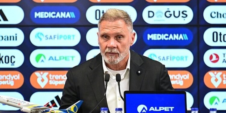 Thorsten Fink’ten maç sonu Fenerbahçe sözleri: Normal şartlarda bizden daha iyiler ama…