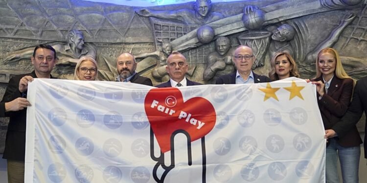 TMOK tarafından Fenerbahçe’ye “Fair Play Altın Şeref Bayrağı” verildi