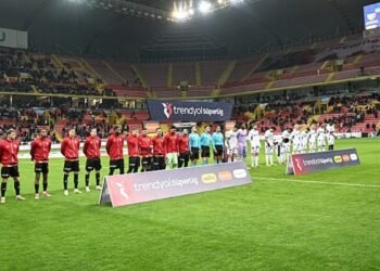 Yalnız bırakmadılar