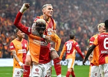 Bayraklar hazırlanıyor