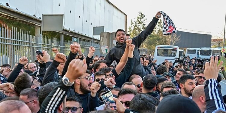 Beşiktaş taraftarı derbi için Kadıköy’e geldi!