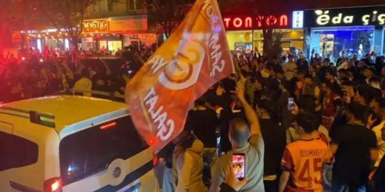 Bursa’da Galatasaray taraftarlarından galibiyet coşkusu!