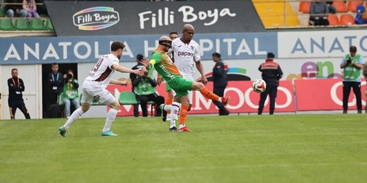 Corendon Alanyaspor-Trabzonspor maçında penaltı kararı! İşte o pozisyon