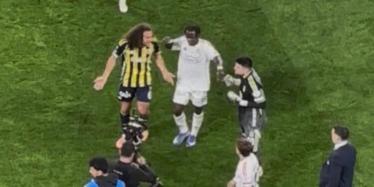 Derbide Guendouzi ile Ersin arasında gerginlik! İlk yarının bitimiyle….