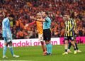 Derbide hakemle tartıştı