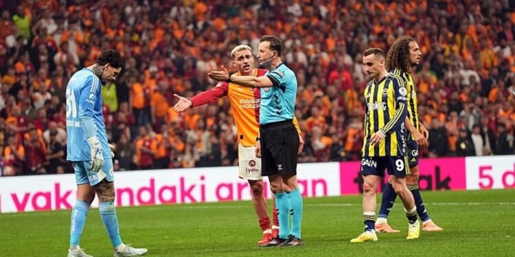 Derbide hakemle tartıştı