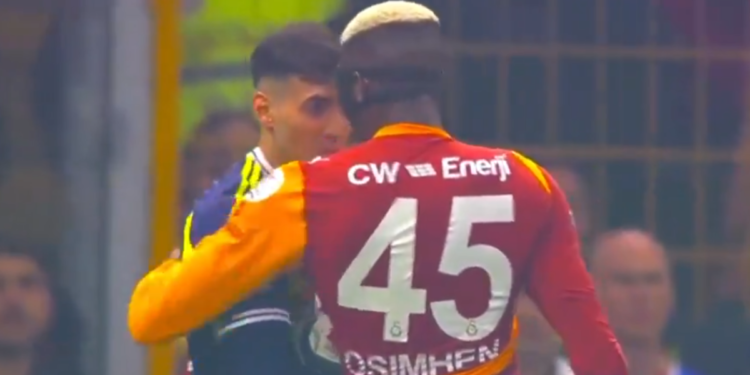 Derbinin sonunda Victor Osimhen ile Mert Müldür arasında sinirler gerildi!