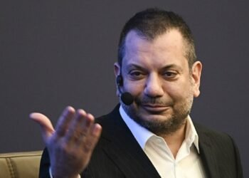 Devlere kafa tutuyor