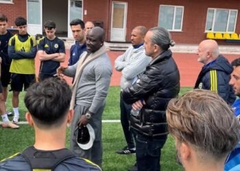 Eski Fenerbahçeli futbolcu Stephen Appiah, sarı-lacivertli kulübün futbol akademisini ziyaret etti.