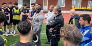 Eski Fenerbahçeli futbolcu Stephen Appiah, sarı-lacivertli kulübün futbol akademisini ziyaret etti.