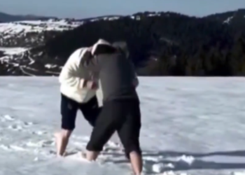 Fatih Tekke Galatasaray derbisinde alınan galibiyeti karda küreşerek kutladı!