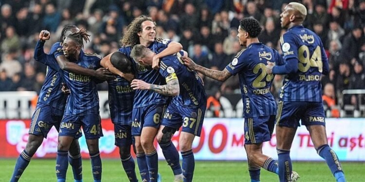 Fenerbahçe Kayseri’de 3 puanı 4 golle aldı!