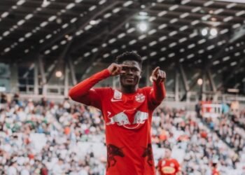 Fenerbahçe transferde sağ gösterip sol vurdu! Yeni forveti böyle duyurdular