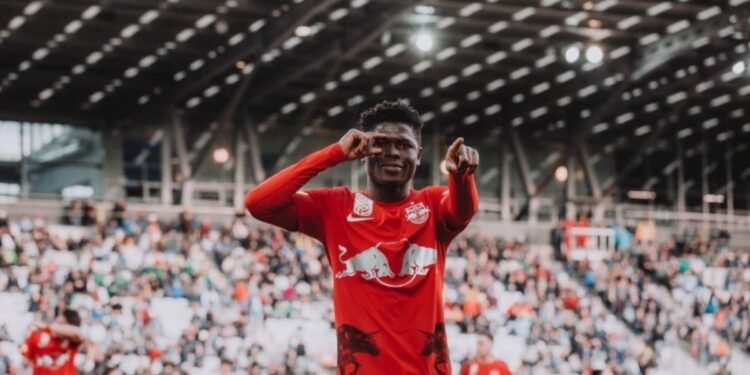 Fenerbahçe transferde sağ gösterip sol vurdu! Yeni forveti böyle duyurdular