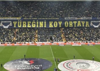 Fenerbahçe tribünlerinde maç öncesi dikkat çeken görüntüler!
