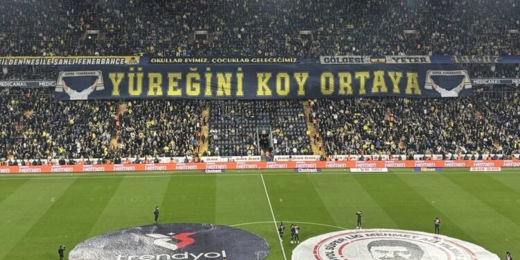 Fenerbahçe tribünlerinde maç öncesi dikkat çeken görüntüler!
