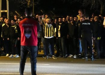 Fenerbahçeli taraftarlardan Samandıra’da takıma tepki!