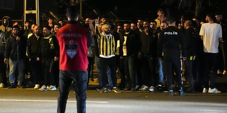 Fenerbahçeli taraftarlardan Samandıra’da takıma tepki!