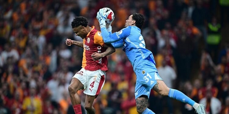 Fenerbahçe’ye şok! Ederson kırmızı gördü