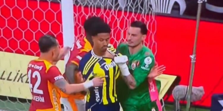 Galatasaray-Fenerbahçe derbisinin başında tansiyon yükseldi.!