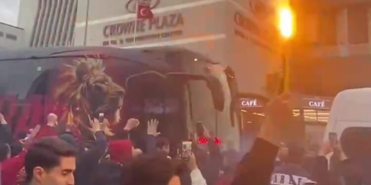 Galatasaray kafilesi tezahüratlarla yolculandı!
