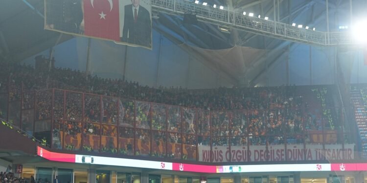 Galatasaray tribünleri Filistin’i unutmadı!