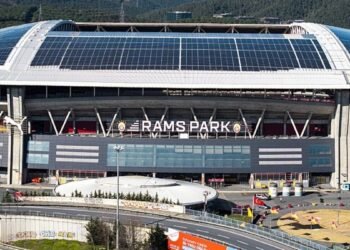 Galatasaray tribünleri: İnsanlık bir olsun siyonizm yok olsun!