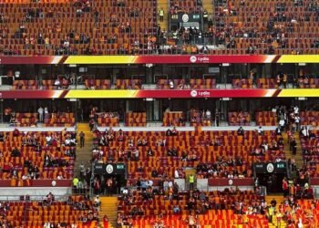 Galatasaray tribünlerine bayraklar yerleştirildi!