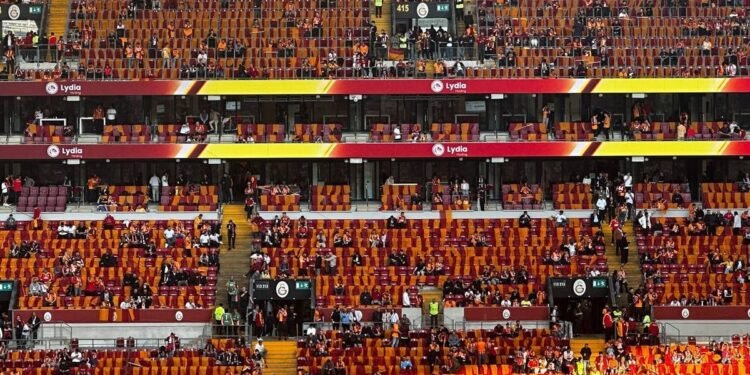 Galatasaray tribünlerine bayraklar yerleştirildi!