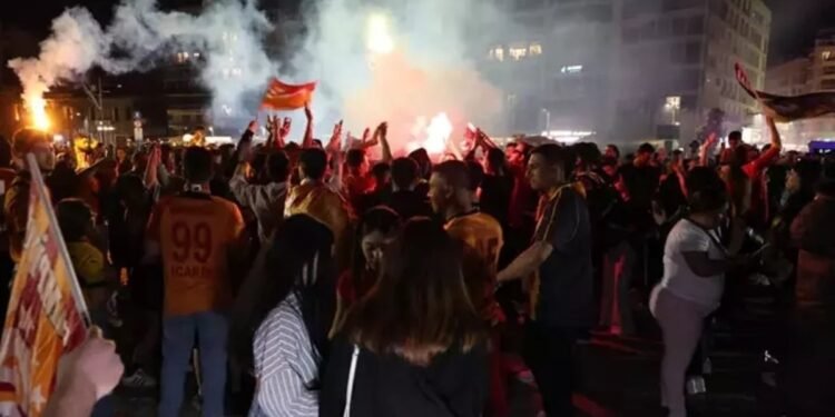 Galatasaray’ın derbi galibiyeti İzmir’de coşkuyla kutlandı!