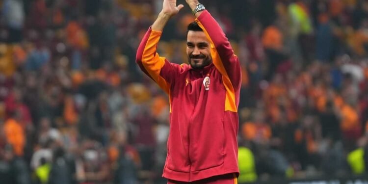 Galatasaraylı futbolcu İlkay Gündoğan, Küresel Futbol İşletme Yönetimi diploması aldı