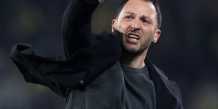 Tedesco yerinde duramadı!