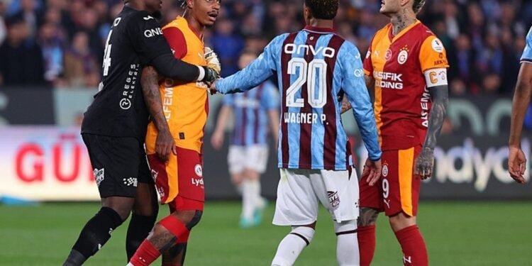 Trabzonspor-Galatasaray maçının bitiş düdüğüyle ortalık karıştı! Abdülkerim Bardakcı…