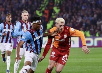 Trabzonspor kırmızı kart bekledi! Hakem VAR’da izledi kararında kaldı